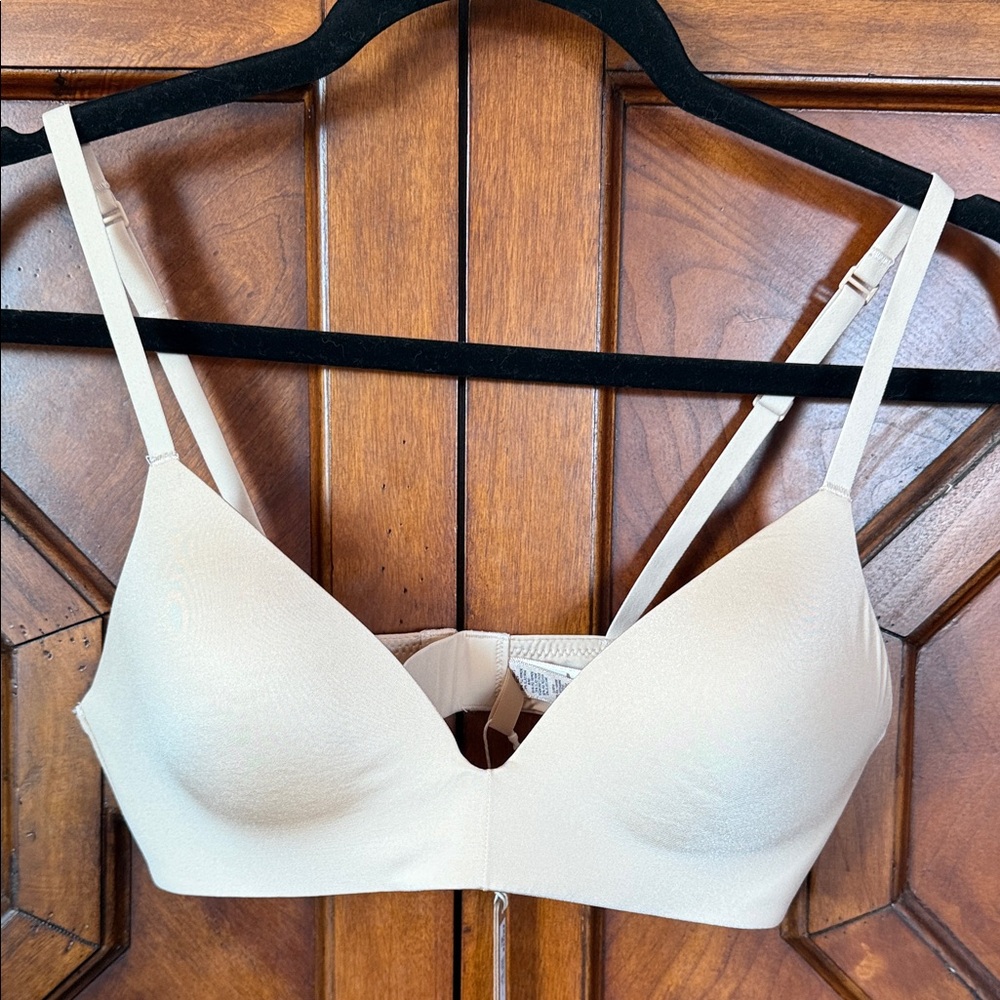 SKIMS WIRELESS FORM T-SHIRT BRA in Sand